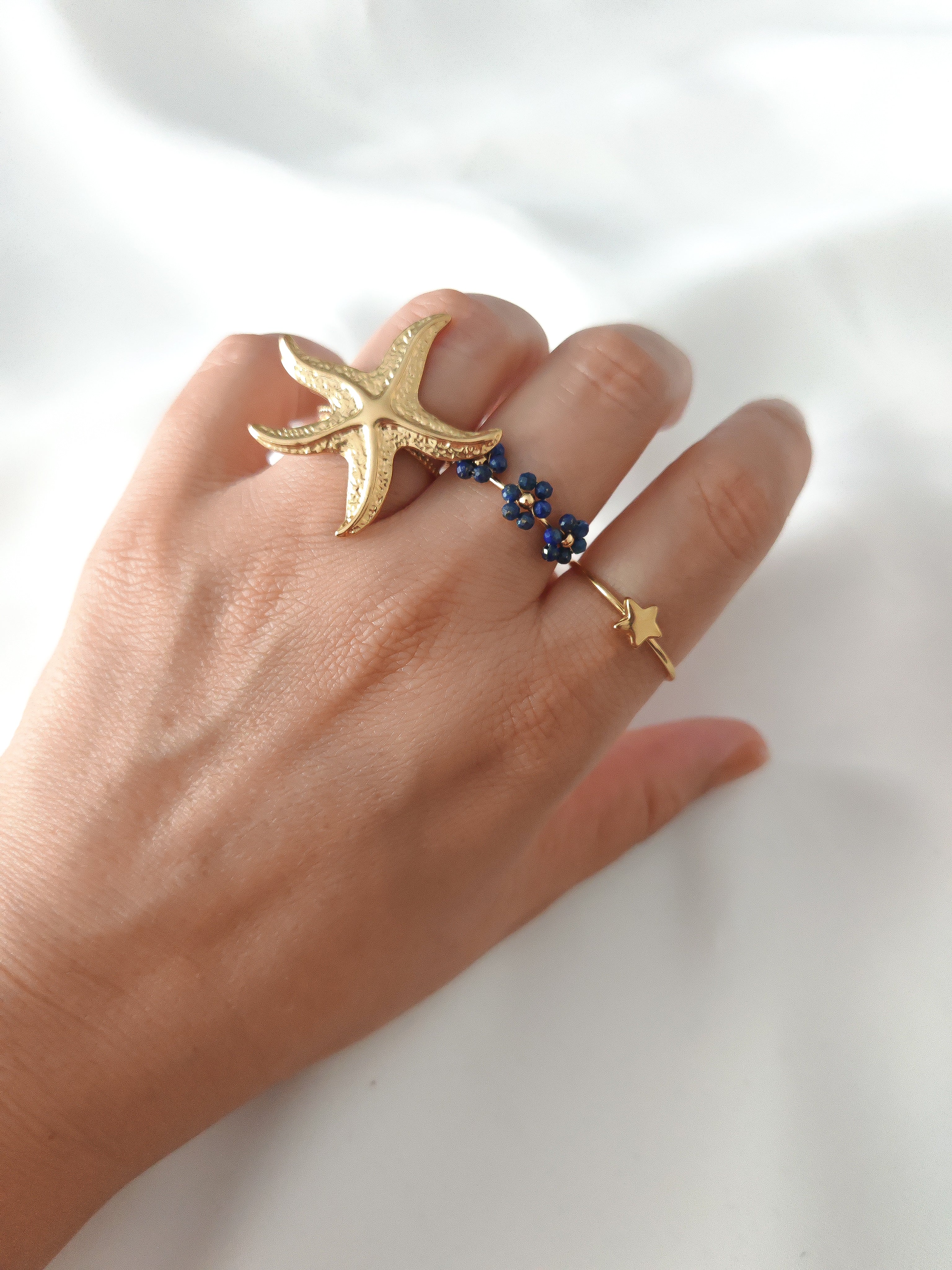 Bague femme acier inoxydable Petite Magnolia, bijou hypoallergénique doré avec étoile de mer.