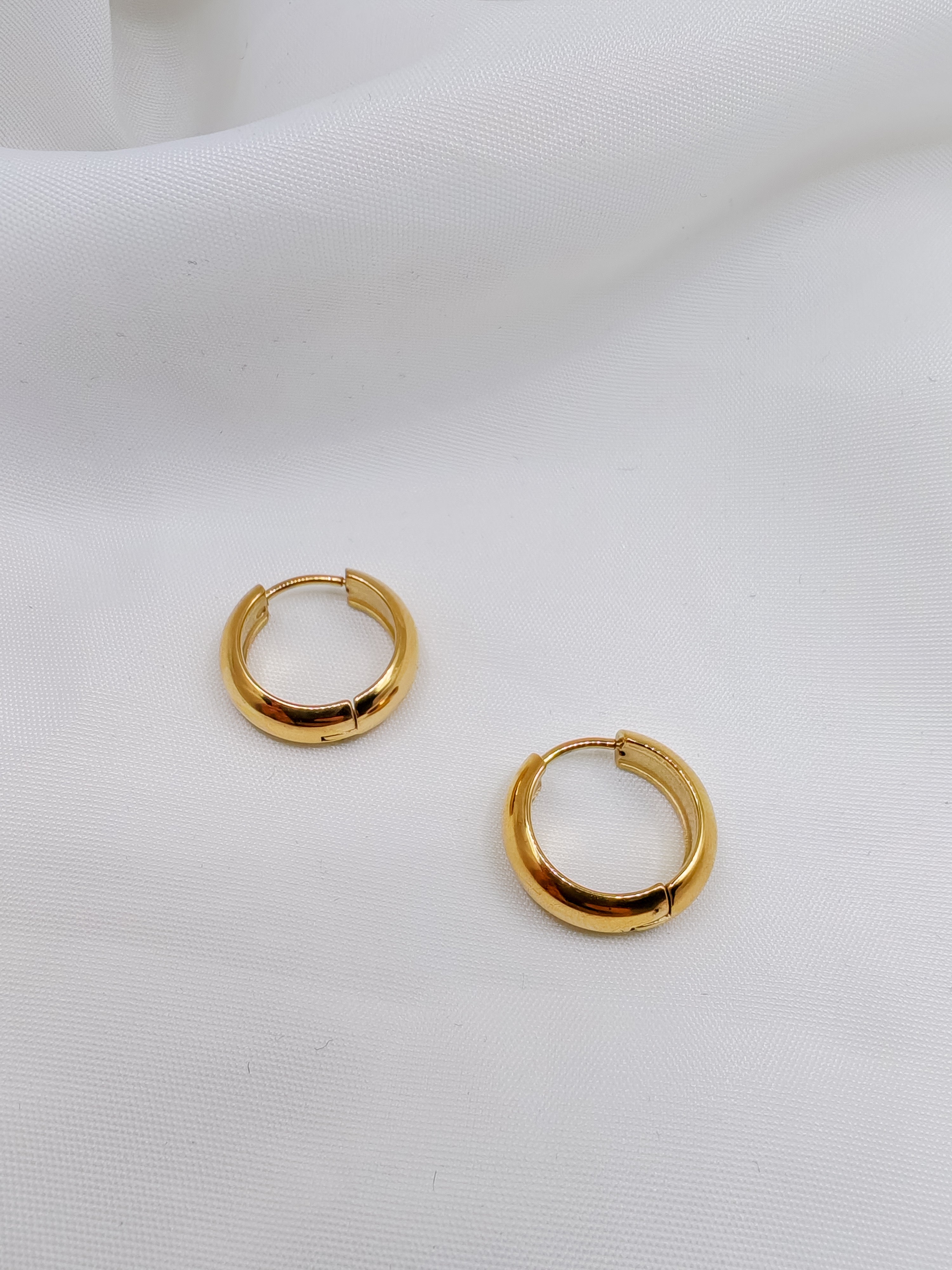 Boucle d'oreille Annie en acier inoxydable, hypoallergénique, waterproof, dorée, bijou femme.