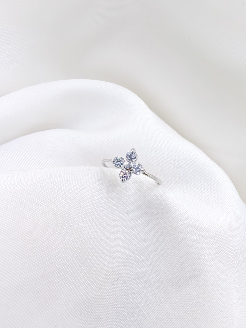 Bague Shelby, élégante bague femme acier inoxydable, finition argentée, fleur à 4 pétales.