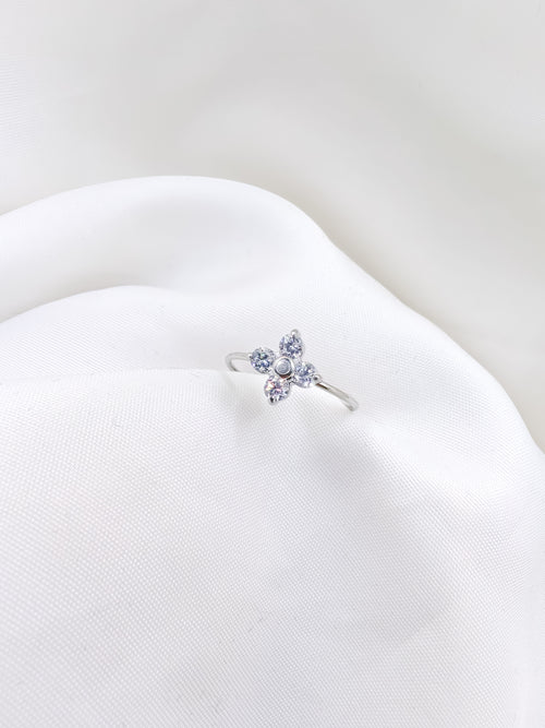 Bague Shelby, élégante bague femme acier inoxydable, finition argentée, fleur à 4 pétales.
